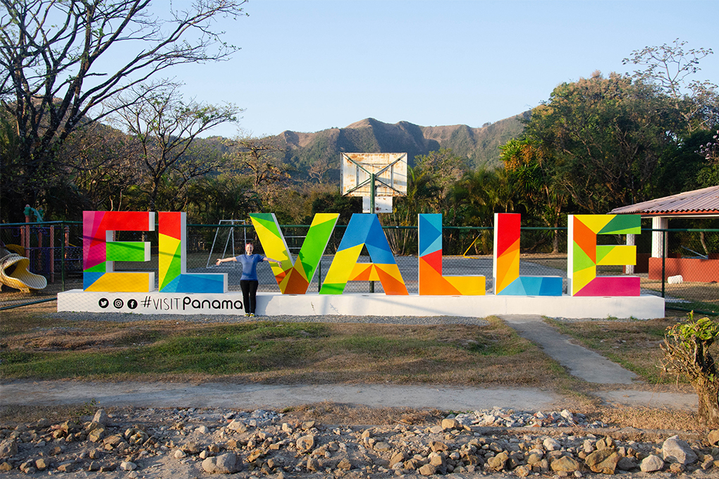 El Valle Sign in Panama with Zoo staff