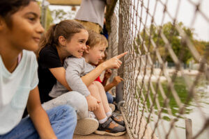 child pointing to zoo habitat