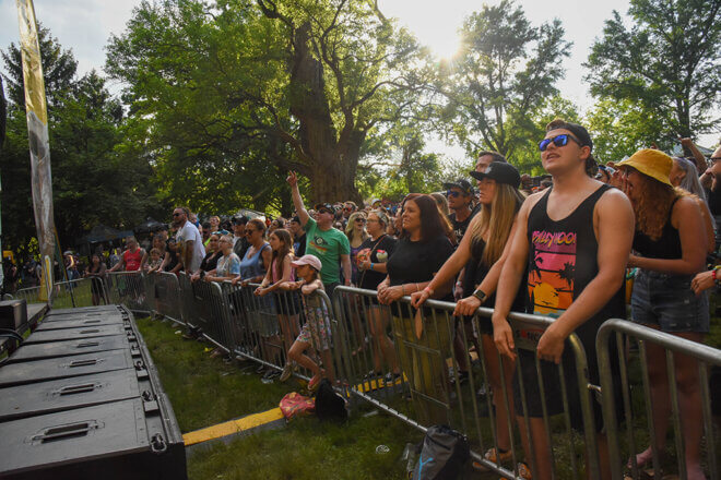 Crowd of guests watching the music stage at Brew at the Zoo event
